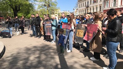 "Поверніть Азов". У Івано-Франківську провели акцію на підтримку полонених азовців "Поверніть Азов". У Івано-Франківську провели акцію на підтримку полонених азовців