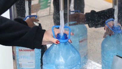Жінка набирає воду з модульної установки у Вознесенську