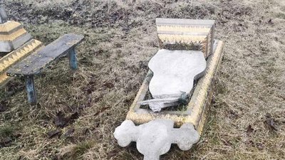 На Вінниччині підлітки пошкодили на кладовищі вісім пам'ятників
