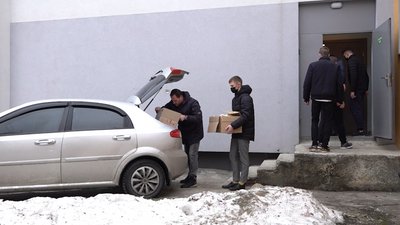 Черкаські школярі зібрали подарунки для жінок на передовій Черкаські школярі зібрали подарунки для жінок на передовій