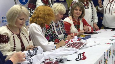 14 тернопільських майстринь вишивають рушник завдовжки 180 метрів
