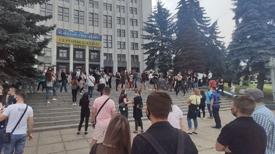 Тернопільскі ресторатори вийшли на акцію протесту Тернопільскі ресторатори вийшли на акцію протесту