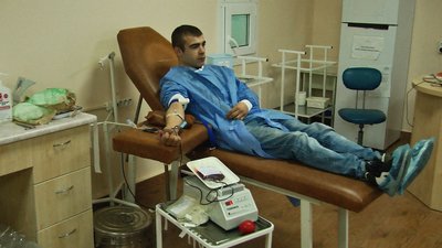 Перед здаванням крові донор проходить обстеження у лікаря Перед здаванням крові донор проходить обстеження у лікаря