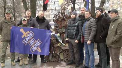 "Залізний трон сходу" встановили в сквері Прикордонників у Запоріжжі "Залізний трон сходу" встановили в сквері Прикордонників у Запоріжжі