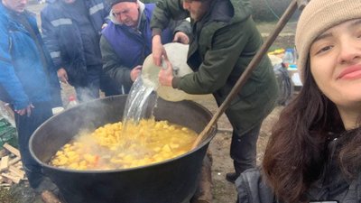 Їздять в деокуповані міста й селища: волонтери з Дніпра організували польову кухню Їздять в деокуповані міста й селища: волонтери з Дніпра організували польову кухню