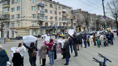 "Поверніть наших рідних": в Житомирі проводять акцію на підтримку полонених та зниклих безвісти "Поверніть наших рідних": в Житомирі проводять акцію на підтримку полонених та зниклих безвісти