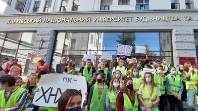 У Харкові студенти та викладачі протестують проти об'єднання вишів