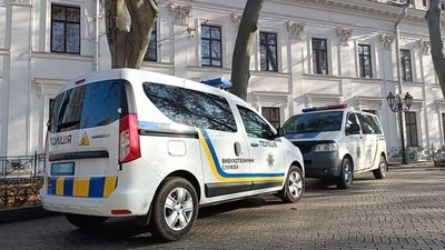Поліцейські отримали повідомлення про замінування Одеської міської ради Поліцейські отримали повідомлення про замінування Одеської міської ради