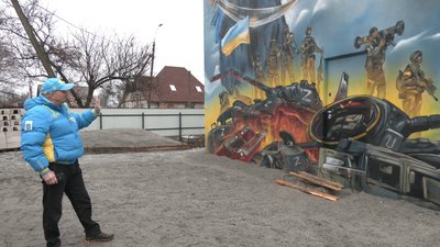 Будинок — за автівки: черкащанин розмалював будинок і міняє його на 10 позашляховиків для фронту Будинок — за автівки: черкащанин розмалював будинок і міняє його на 10 позашляховиків для фронту