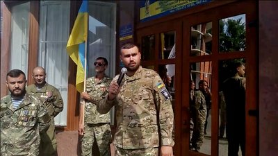 Після покладання квітів ужгородські ветерани пішли до офісу ОПЗЖ Після покладання квітів ужгородські ветерани пішли до офісу ОПЗЖ