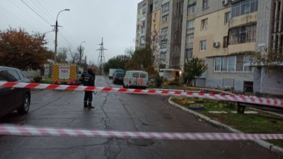 Аварійна балка на багатоповерхівці у Херсоні загрожувала перехожим: на допомогу прийшли рятувальники Аварійна балка на багатоповерхівці у Херсоні загрожувала перехожим: на допомогу прийшли рятувальники