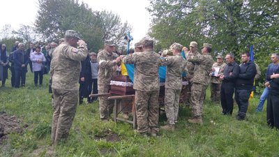 На Тернопільщині у громадах в останню дорогу провели двох військових На Тернопільщині у громадах в останню дорогу провели двох військових