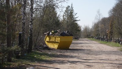 Листя, гілки й пластикові квіти: під час прибирання з кропивницьких цвинтарів щодня вивозять по 32 тонни сміття Листя, гілки й пластикові квіти: під час прибирання з кропивницьких цвинтарів щодня вивозять по 32 тонни сміття