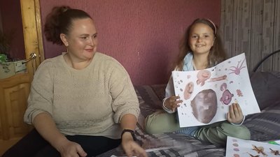 У Краматорську Олена працювала вихователькою в українському дитячому садочку. У Краматорську Олена працювала вихователькою в українському дитячому садочку.