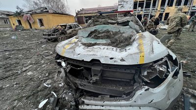 Армія РФ зруйнувала поліцейське відділення у Лимані — є поранений