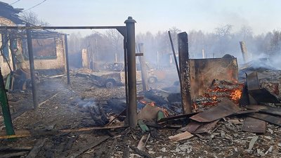 На Чернігівщині через підпал сміття згорів будинок та автомобіль На Чернігівщині через підпал сміття згорів будинок та автомобіль