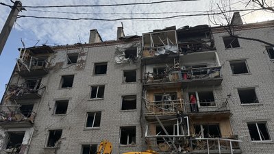 Пошкоджена пʼятиповерхівка у Борисполі Київської області внаслідок атаки РФ
