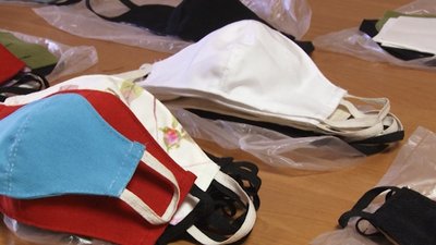 Переселенка із Луганської області шиє маски в Ужгороді