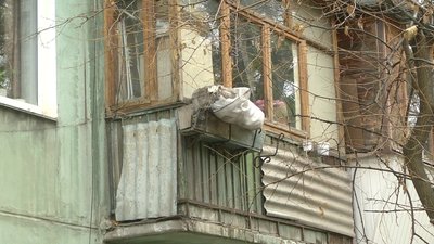 Мешканці багатоквартирного будинку у Запоріжжі скаржаться на сміттєзвалище під їхніми вікнами