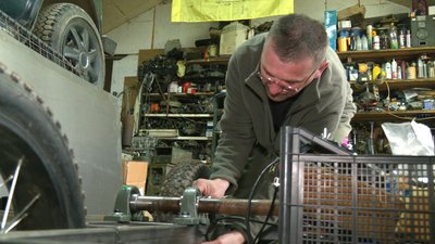 Як два куми з Івано-Франківщини створюють наземний дрон для евакуації поранених військових Як два куми з Івано-Франківщини створюють наземний дрон для евакуації поранених військових