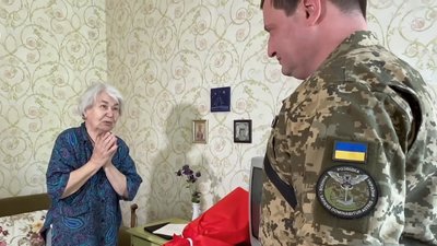 Лучанка Тамара Лазаренко під час зустрічі з Андрієм Юсовим, травень 2024 року