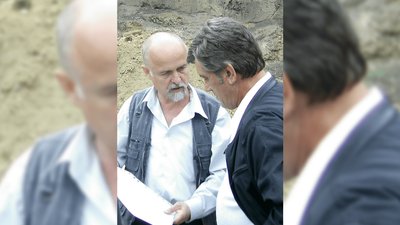 Археолог Володимир Коваленко показує плани реконструкції цитаделі в Батурині Віктору Ющенку Археолог Володимир Коваленко показує плани реконструкції цитаделі в Батурині Віктору Ющенку