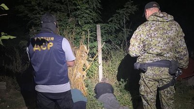 Переправляли призовників за кордон через паркан: на Одещині затримали групу людей — прокуратура