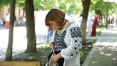 "Вишиванка личить усім". У Кропивницькому в етнолабораторії влаштували фотосесію для кропивничан у вишитих сорочках "Вишиванка личить усім". У Кропивницькому в етнолабораторії влаштували фотосесію для кропивничан у вишитих сорочках