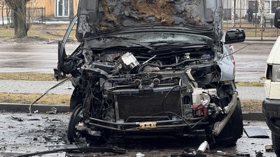 Російські війська вдарили поблизу ТРЦ у Сумах, пошкоджені припарковані автівки