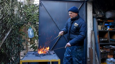 Анатолій Фіктянов розігріває метал для своєї роботи Анатолій Фіктянов розігріває метал для своєї роботи
