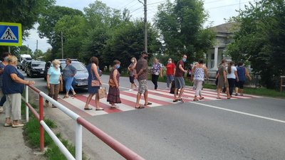На Прикарпатті вдруге перекрили дорогу через виплати від паводку