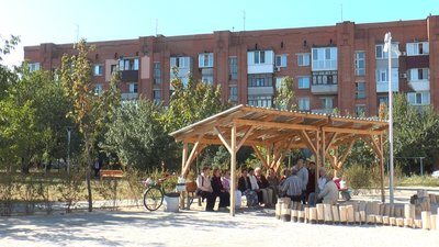 У Полтаві пенсіонери співають народні пісні на вулиці