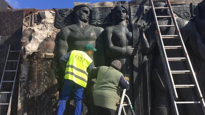Підрядник розповів про демонтаж барельєфів Монумента Слави