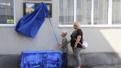 На Одещині відкрили меморіальну дошку загиблому захиснику Юрію Сергєєву На Одещині відкрили меморіальну дошку загиблому захиснику Юрію Сергєєву