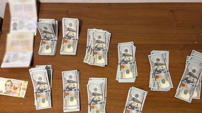 Двом водіям рейсового автобуса повідомили про підозри у незаконному переправлені чоловіка за кордрн Двом водіям рейсового автобуса повідомили про підозри у незаконному переправлені чоловіка за кордрн