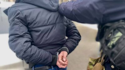 Поліцейський, підозрюваний, наручники
