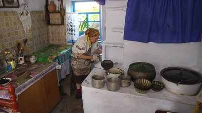 72-річна жителька Хмельниччини у батьківській печі випекла паски для бійців 72-річна жителька Хмельниччини у батьківській печі випекла паски для бійців