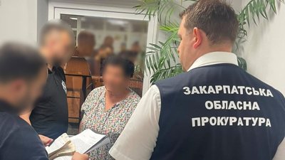 На Мукачівщині сільського голову та землевпорядника підозрюють в отриманні хабаря