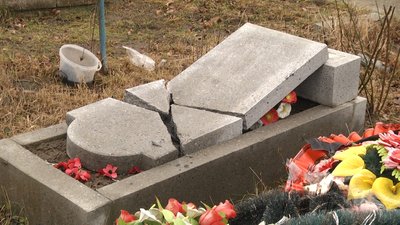 На Житомирщині встановлюють причетних до наруги над могилами у селі Слобода-Селець