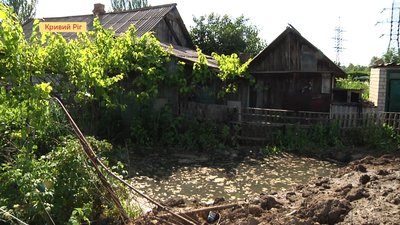 «Вирує вода просто з-під землі». В Кривому Розі через порив водогону утворилось озеро