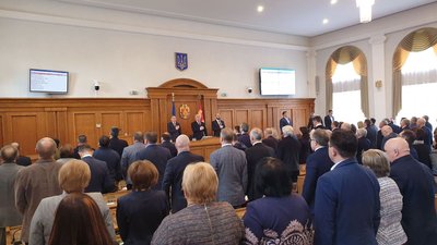 У сесійній залі Кіровоградської облради десятеро людей вимагають поновлення на посаді Ігоря Степури У сесійній залі Кіровоградської облради десятеро людей вимагають поновлення на посаді Ігоря Степури