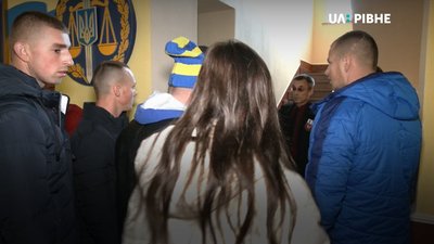 Охоронець прокуратури у Рівному не зміг стримати натовп: люди вимагали зустрічі з керівництвом (ВІДЕО)