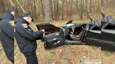 На Чернігівщині через падіння дерева на автівку загинули двоє людей На Чернігівщині через падіння дерева на автівку загинули двоє людей