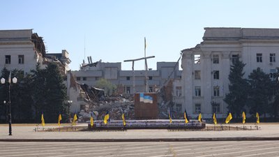 Херсон, острівець пам'яті, прапорці, площа Свободи