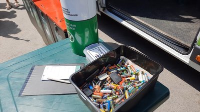 Небезпечні відходи можна здати в екобус. Небезпечні відходи можна здати в екобус.