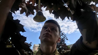 Дзвоники на деревах символізують голоси загиблих дітей Дзвоники на деревах символізують голоси загиблих дітей