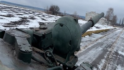 "Буде бити ворога" – затрофеїний російський танк Т-62 обороняє прикордоння Сумщини "Буде бити ворога" – затрофеїний російський танк Т-62 обороняє прикордоння Сумщини