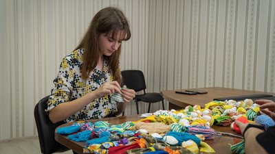 Дніпрянки створюють обереги для військових ЗСУ Дніпрянки створюють обереги для військових ЗСУ