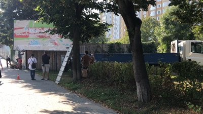 У Франківську демонтовують незаконні білборди У Франківську демонтовують незаконні білборди