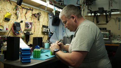 Олександр паяє акумулятори